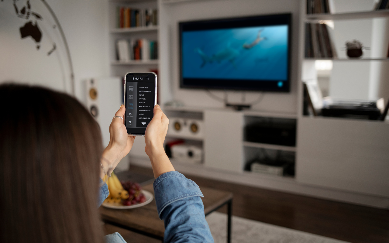 Kā savienot tālruni ar televizoru bezvadu tīklā vai izmantojot aplikācijas, lai skatītos filmas šajā Ziemassvētku laikā