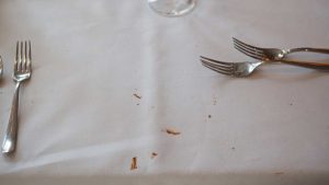 Kā noņemt dzeltenos traipus no galdauta, kas paredzēts īpašiem gadījumiem.