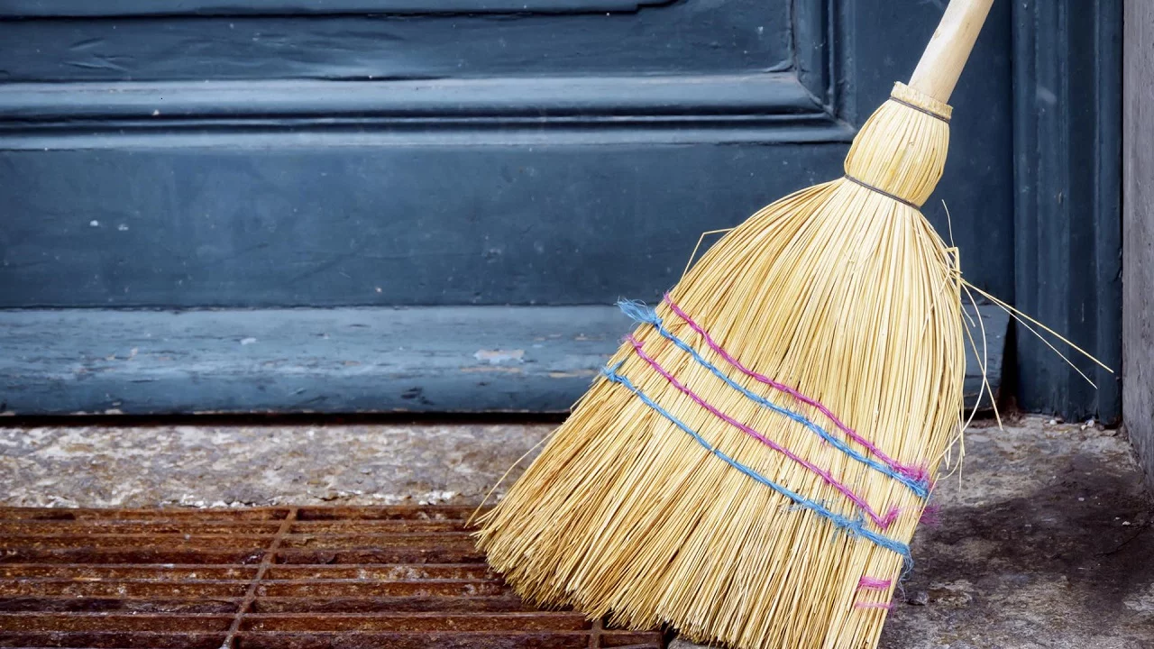 Uzvelciet vecu zeķi uz slotas: kāpēc tas ir ieteicams, slaucot grīdu, un kāpēc tas ir nepieciešams.