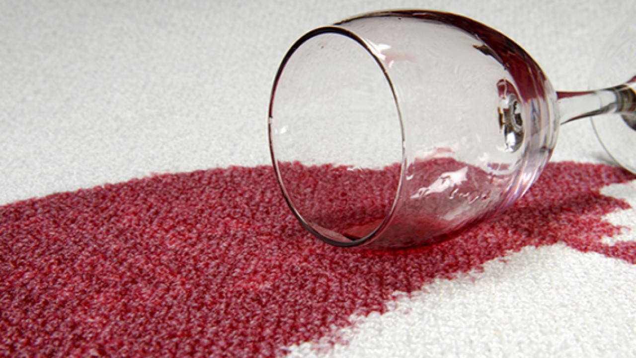 Kā noņemt sarkanvīna traipus?