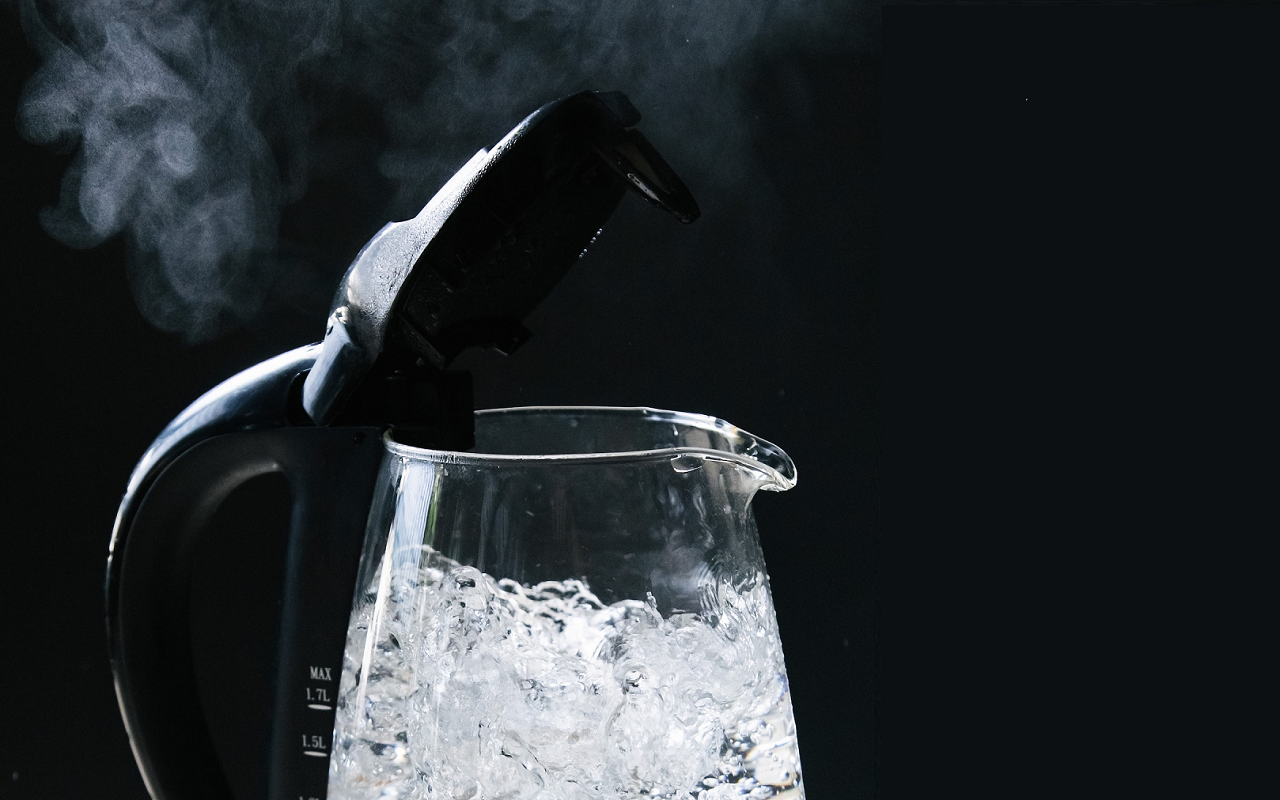 Eksperti atgādina mums par vienu svarīgu principu, kas jāievēro, vārot ūdeni elektriskajā tējkannā, bet ko lielākā daļa cilvēku neievēro.
