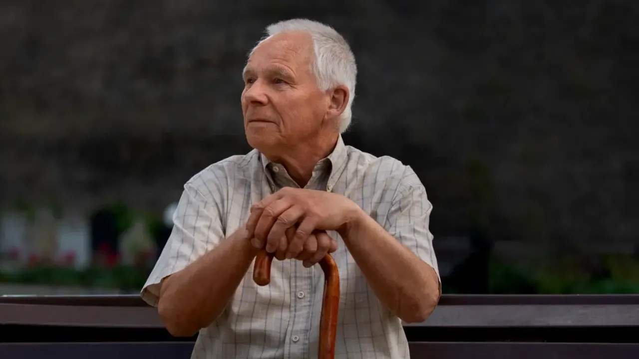 Pensijas saņēmējs zaudē pensiju sociālās drošības sistēmas kļūdas dēļ un pēc gadiem saņem vairāk nekā 55 000 eiro kā kompensāciju par nodarīto kaitējumu.