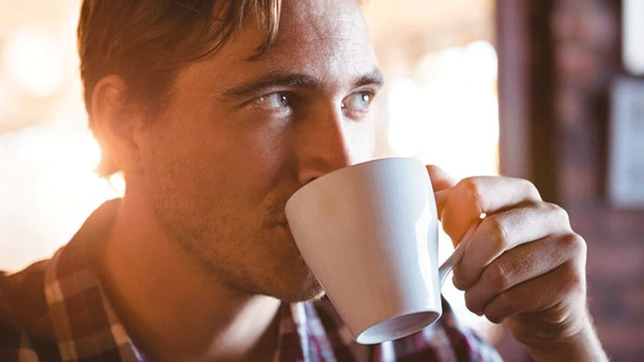 Vīrietis pārcieta insultu pēc tam, kad dienā izdzēra astoņus enerģijas dzērienus, kas atbilst 16 tases kafijas.