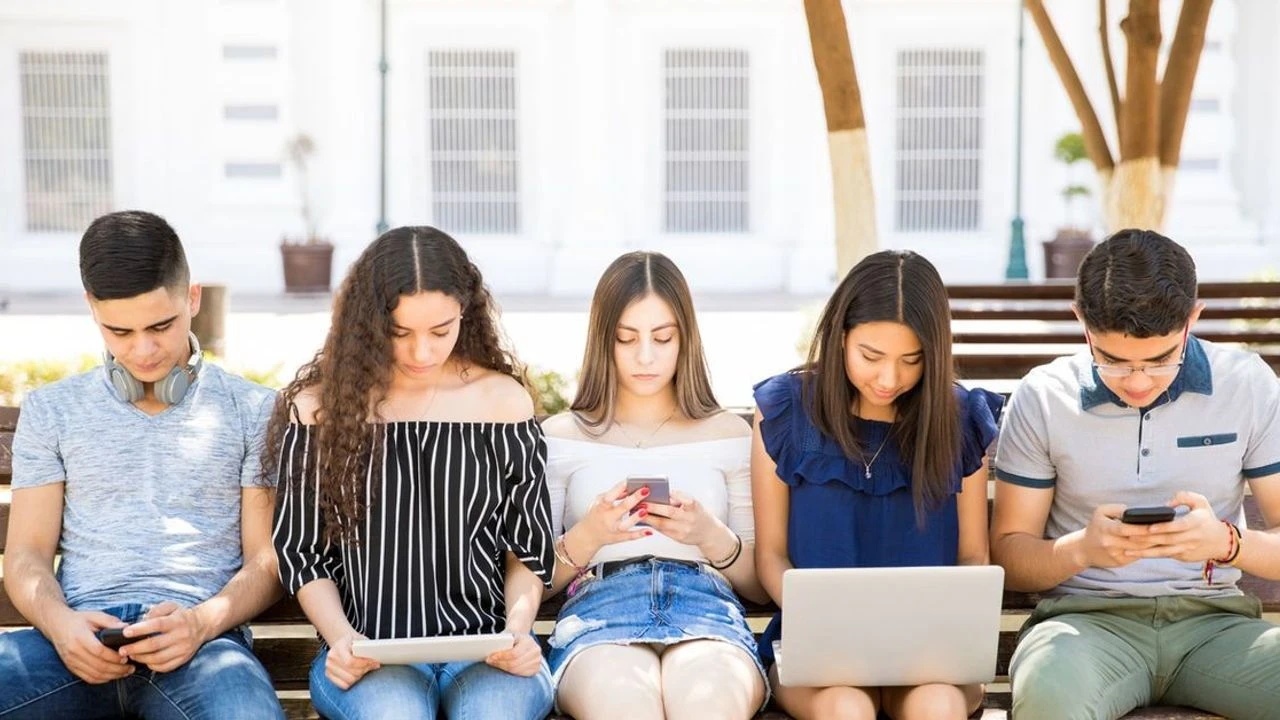 Pētījums liecina, ka Z paaudze zaudē septiņas vērtīgas prasmes, jo 60. un 70. gados bērnība bija “prasīgāka”.