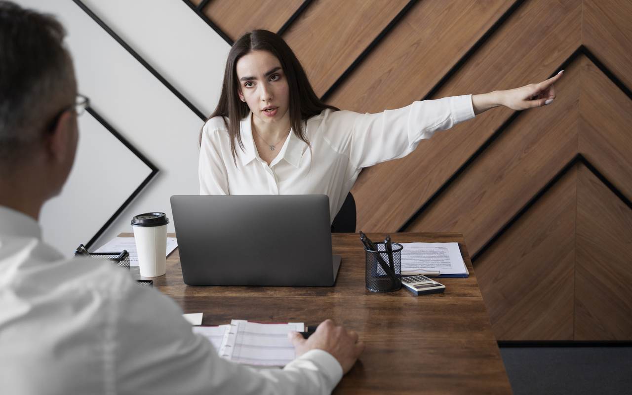 Atlaišana bez brīdinājuma: Darbinieks regulāri ieradās darbā pārāk agri.