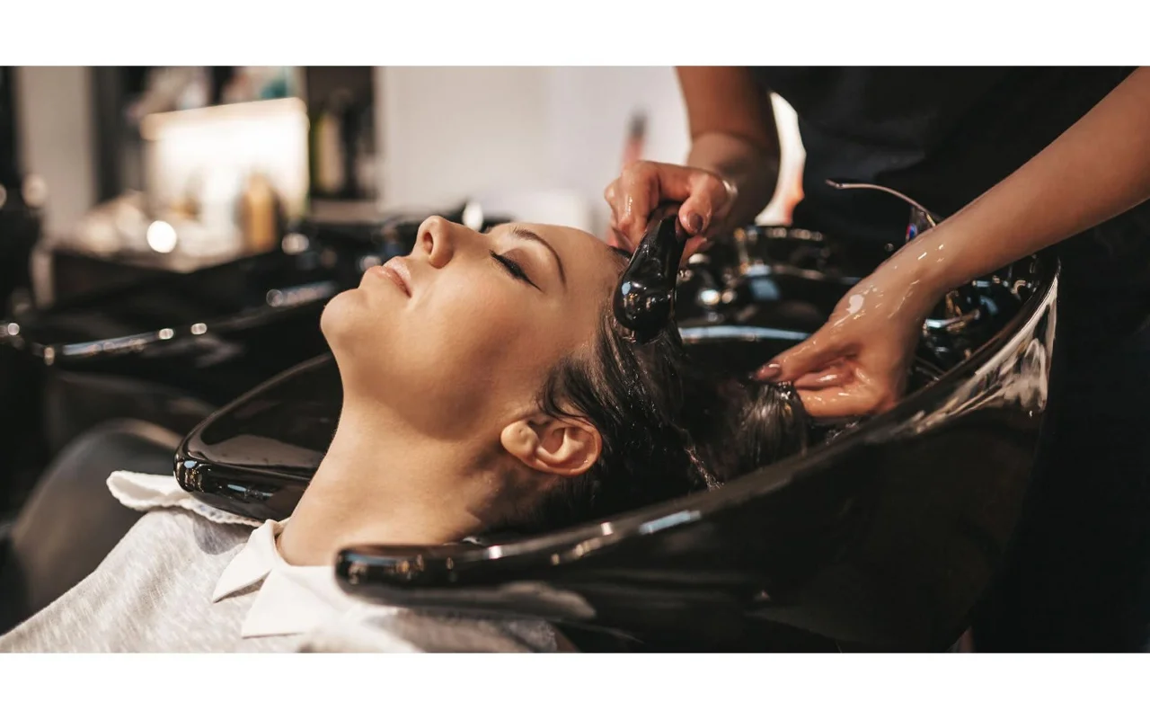 Ne reizi nedēļā, ne reizi divās dienās: dermatologs izskaidro, cik bieži jāmazgā galva.