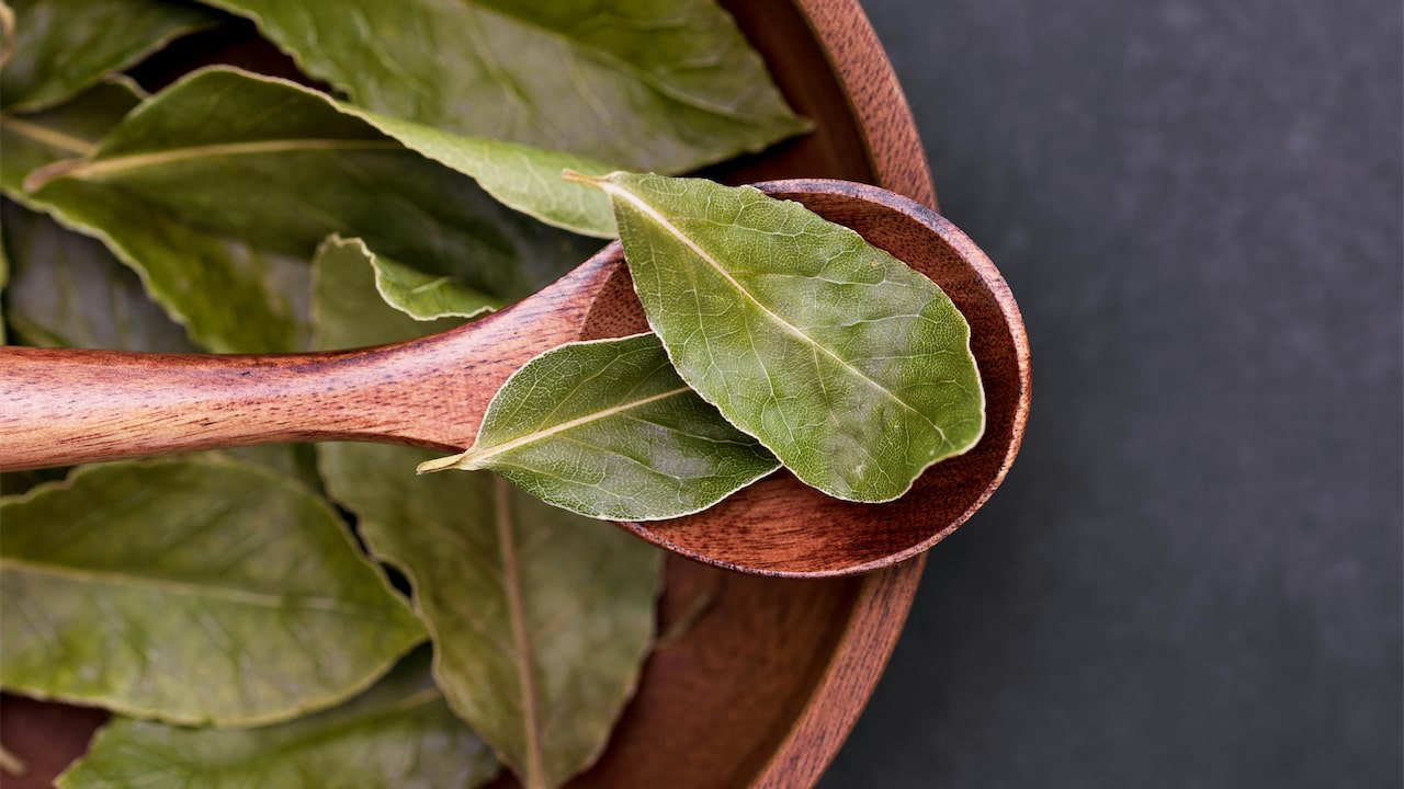 Lauru lapu un pārtikas sodas sajaukums: kāpēc tas ir noderīgi un kāpēc tas ir ieteicams.