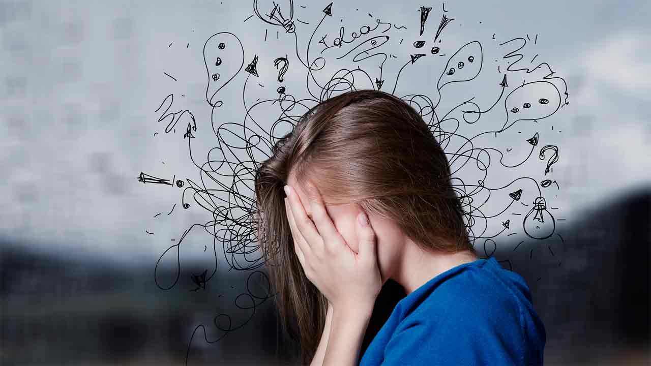 Jaunieši piedzīvo lielāku stresu, un 50 gadi vairs netiek uzskatīti par vislielāko skumjību laiku: ko liecina jauni pētījumi.