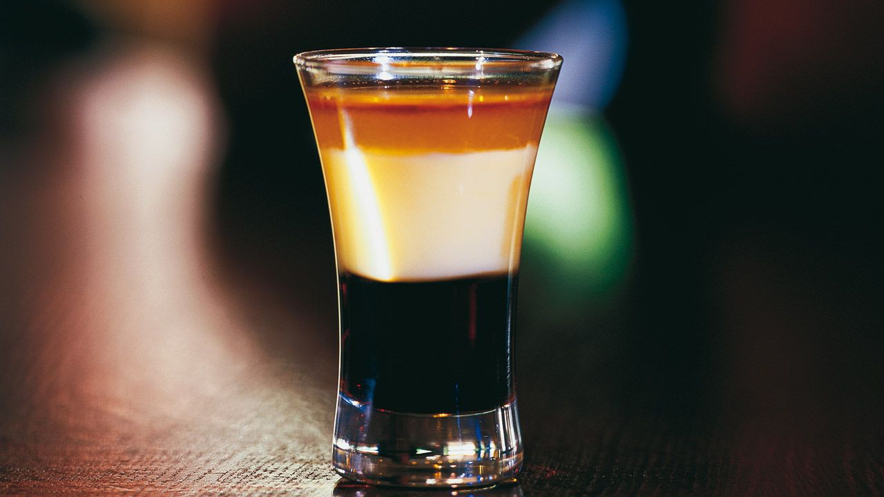 Puss-kafe ir daudzslāņu kokteilis no 19. gadsimta, kas piedzīvo renesansi.