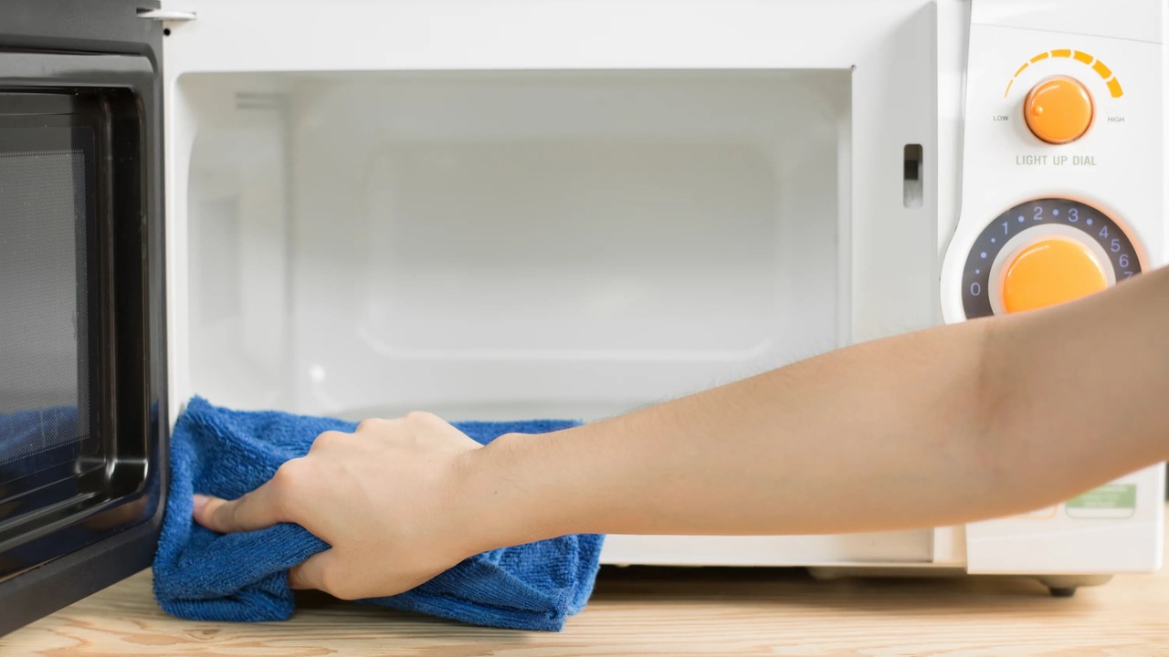 Uzticams veids, kā iztīrīt mikroviļņu krāsns iekšpusi un uzturēt to ideālā stāvoklī.
