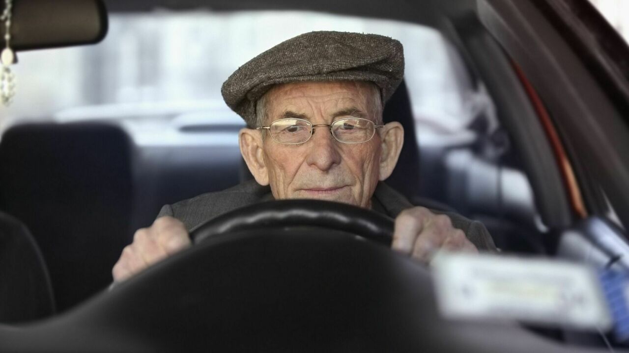 Vairāk nekā 75 gadus veciem cilvēkiem vairs neizsniedz autovadītāja apliecības: valdība aizliedz pagarināt atļaujas tiem, kas neatbilst šai prasībai.