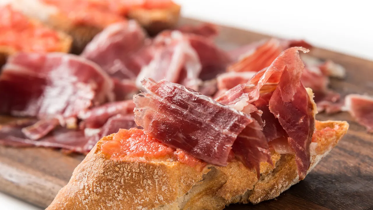 Labākā pilsēta valstī, kur degustēt Ibērijas šķiņķi: šeit ir vairāk nekā 150 šķiņķa ražotāju, daži no kuriem piedāvā degustācijas.