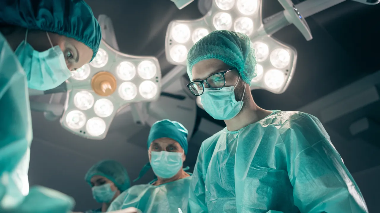 Nolaidība operāciju zālē: ārsts tika notiesāts par to, ka pacienta vēdera dobumā atstāja marles pārsēju.