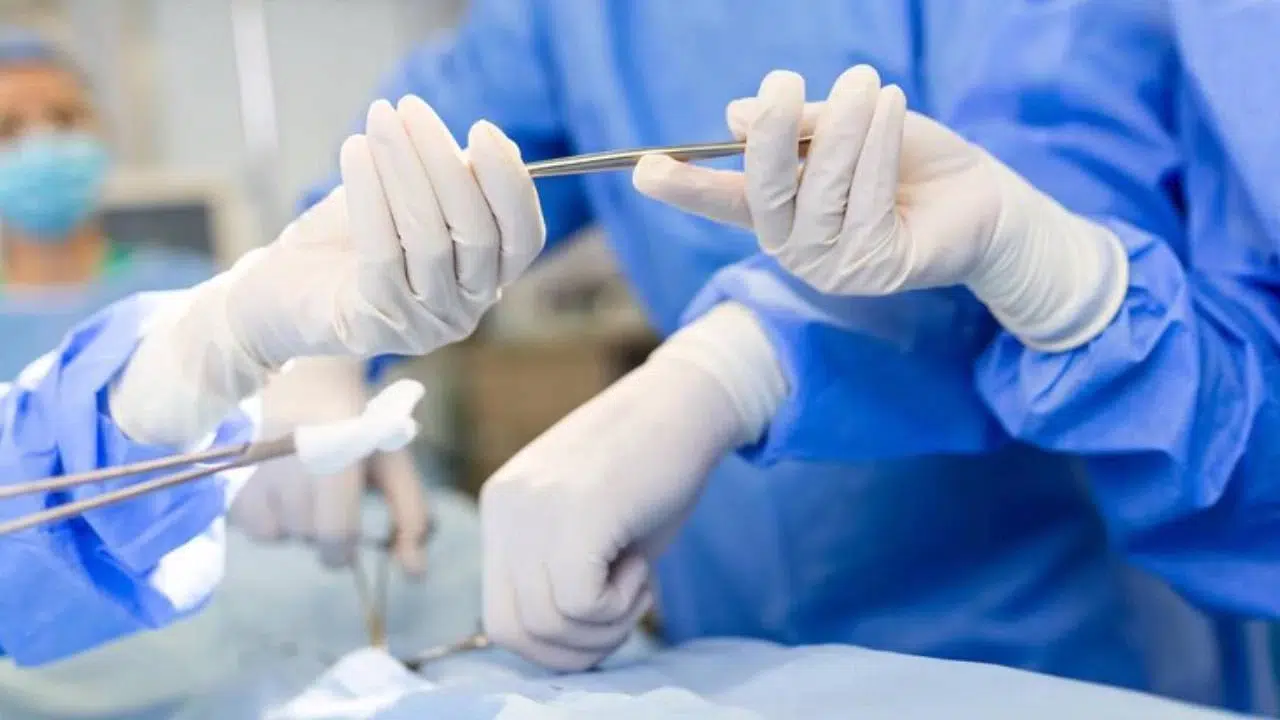 Nolaidība operāciju zālē: ārsts tika notiesāts par to, ka pacienta vēdera dobumā atstāja marles pārsēju.