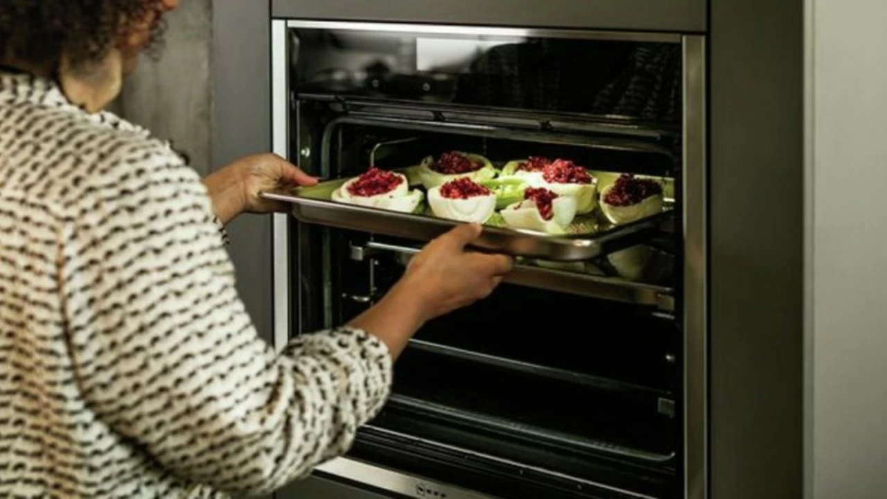 Kāpēc cepeškrāsns nekad nedrīkst būt tukša gatavošanas laikā: princips, kas divkāršo vienas plīts virsmas produktivitāti.