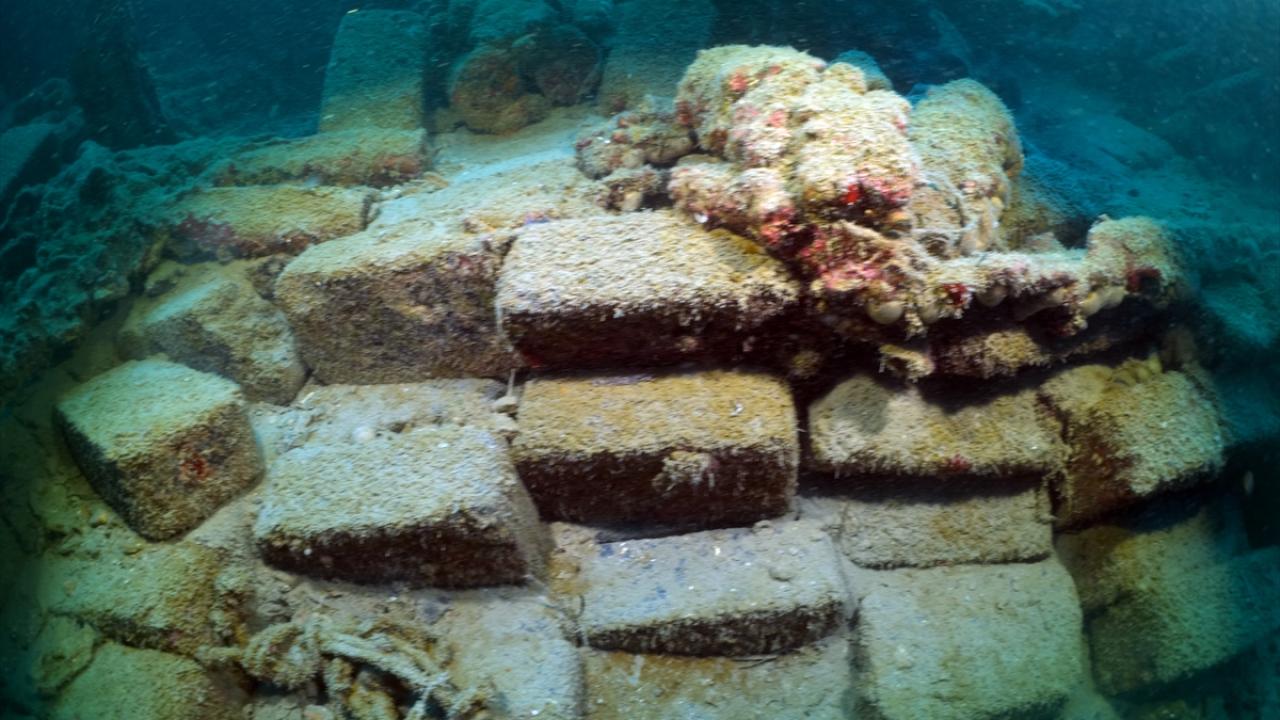 Francijas krastos zem ūdens atklāta 7000 gadus veca akmens siena.