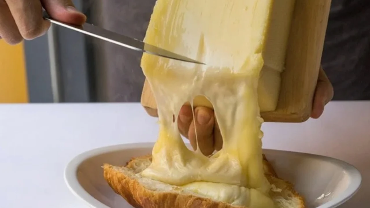 Oriģināli veidi, kā izmantot raclette siera atlikumus: trīs garšīgi receptes varianti.