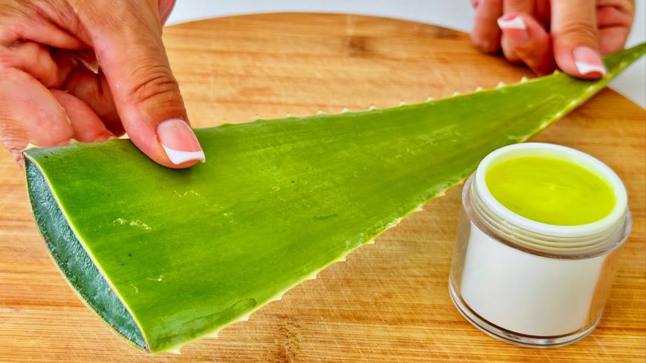 Kā pagatavot sejas krēmu ar alveju, lai stimulētu kolagēna ražošanu un kopšanu.