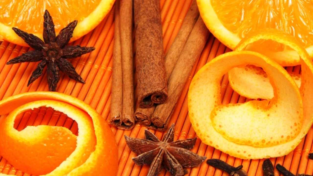 Apelsīnu, citronu un kanēļa miziņu vārīšana: kāpēc tas ir ieteicams un kādas ir tā priekšrocības.