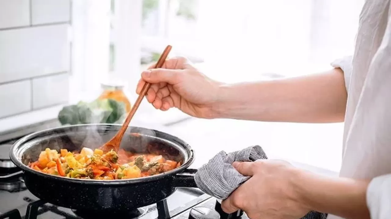 Kā atbrīvoties no ēdiena vai ceptas pārtikas smaržas mājā