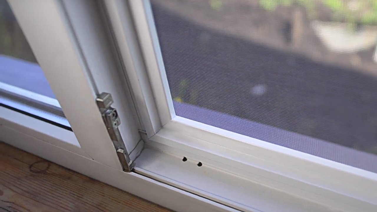 Alumīnija folija uz logu sliedēm: kāpēc tā ir nepieciešama un kāpēc tā ir ieteicama.