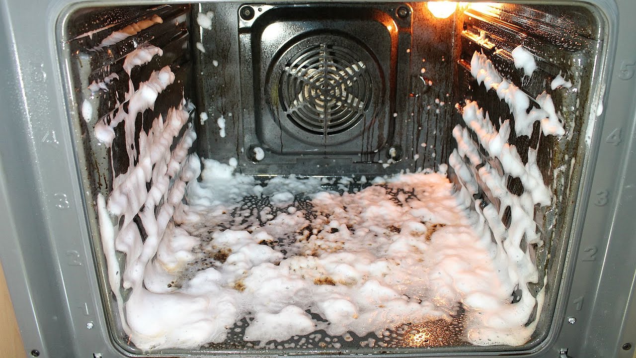 Laiks iztīrīt cepeškrāsni: vienkāršs veids, kā atbrīvoties no taukiem.