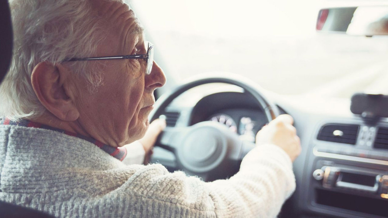 Autovadītāju apliecību izsniegšanas atcelšana personām, kas vecākas par 65 gadiem: tās vairs nevarēs pagarināt savas apliecības, ja neatbilst šai prasībai.