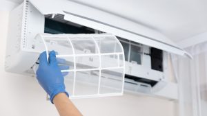 Jūsu gaisa kondicionētājs nedzesē? Vienkāršs veids, kā to labot bez speciālista izsaukšanas.