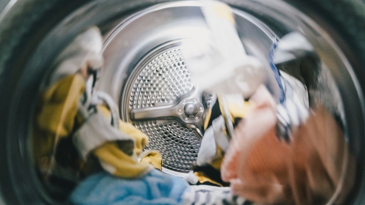 Kāpēc ieteicams ievietot sūkli veļas mašīnā un kā darbojas šis vīrusveida triks?