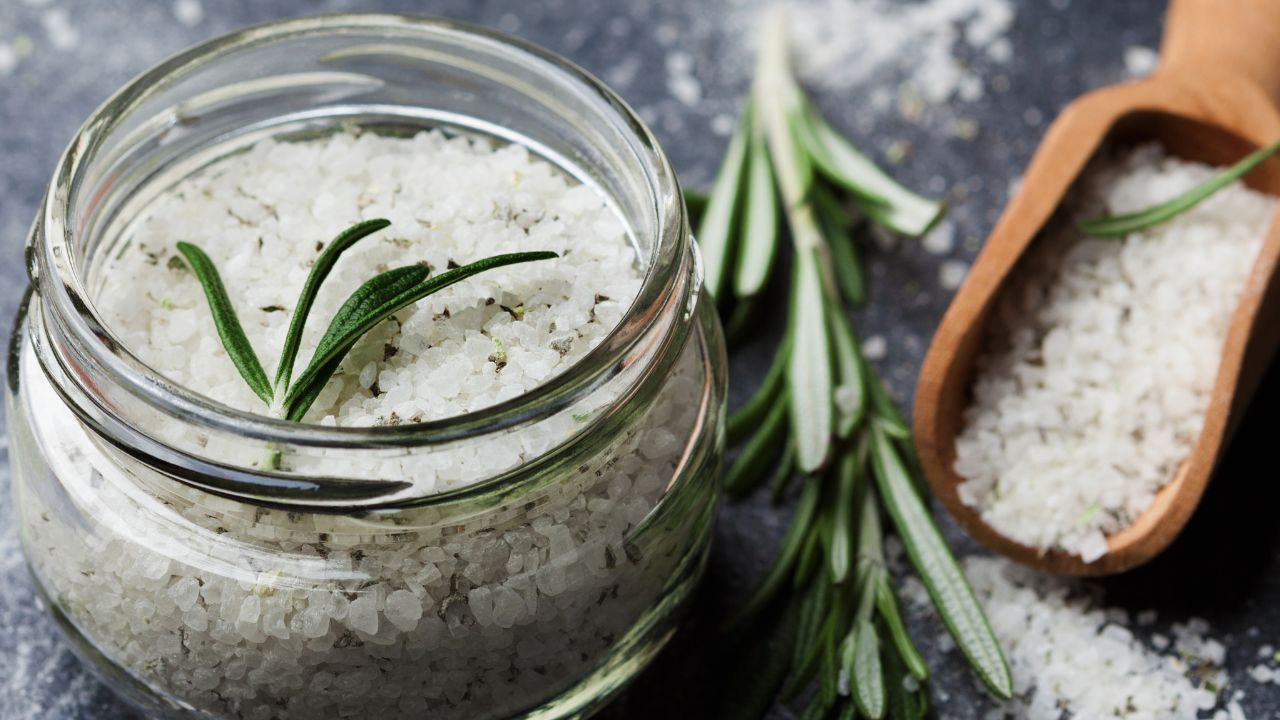 Tas ir modē | Kādas ir priekšrocības, uzglabājot rīsus ar rozmarīnu burkā mājās, un kāpēc visi to iesaka?