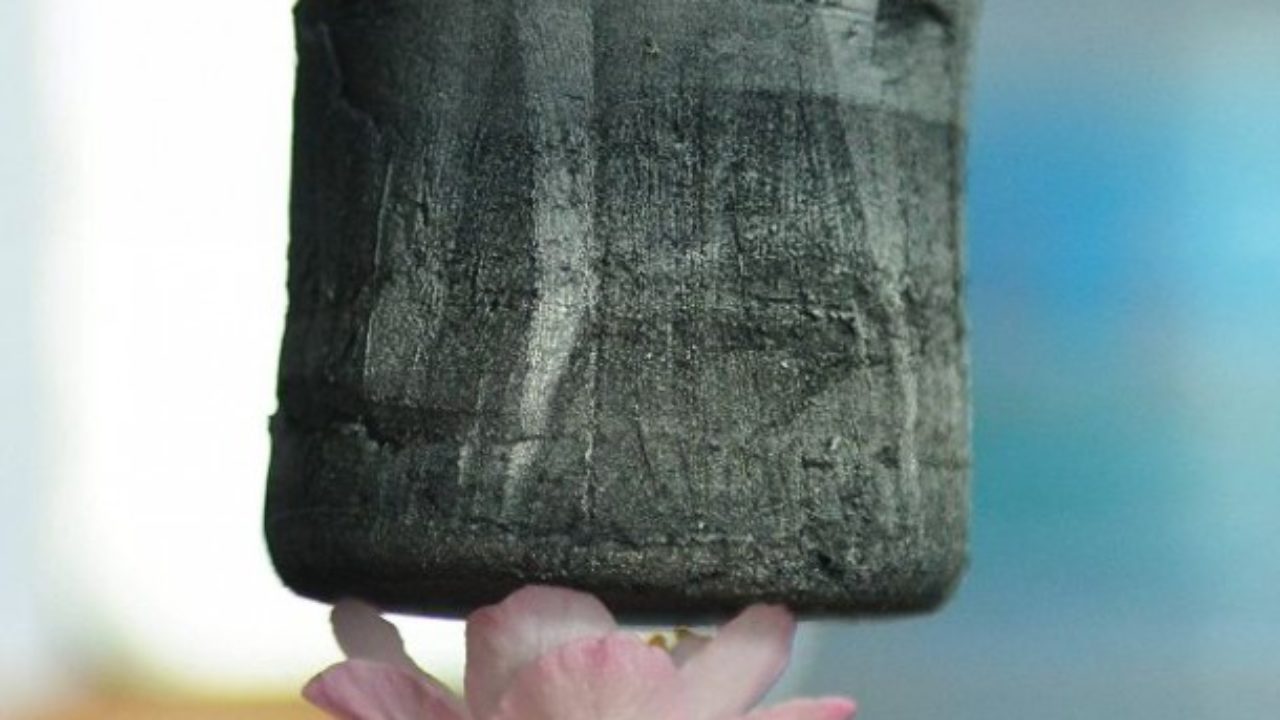 Saka, ka tas ir vieglākais cietais materiāls pasaulē, bet tajā pašā laikā tas ir cietāks par tēraudu.