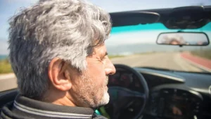 Vairāk nekā 75 gadus veciem cilvēkiem vairs neizsniedz autovadītāja apliecības: valdība aizliedz pagarināt atļaujas tiem, kas neatbilst šai prasībai.