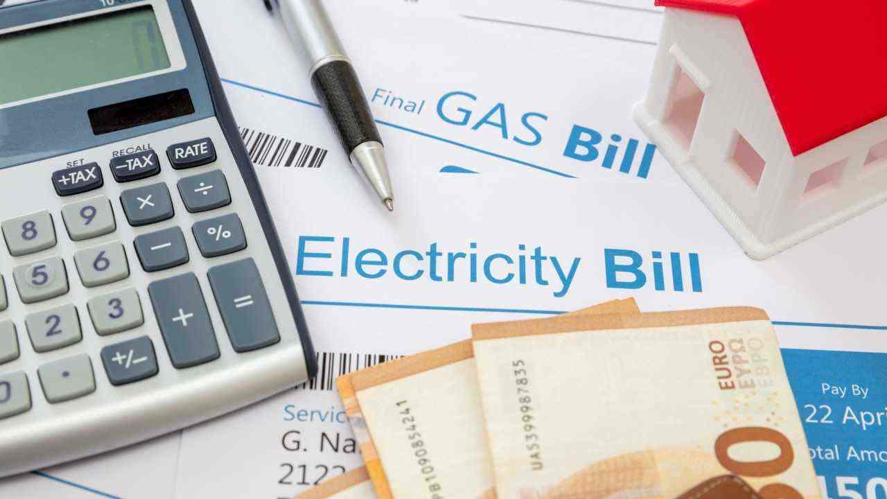 Elektroenerģijas un gāzes rēķini: kurš turpinās saņemt subsīdijas, bet kurš no šī mēneša maksās pilnu summu?