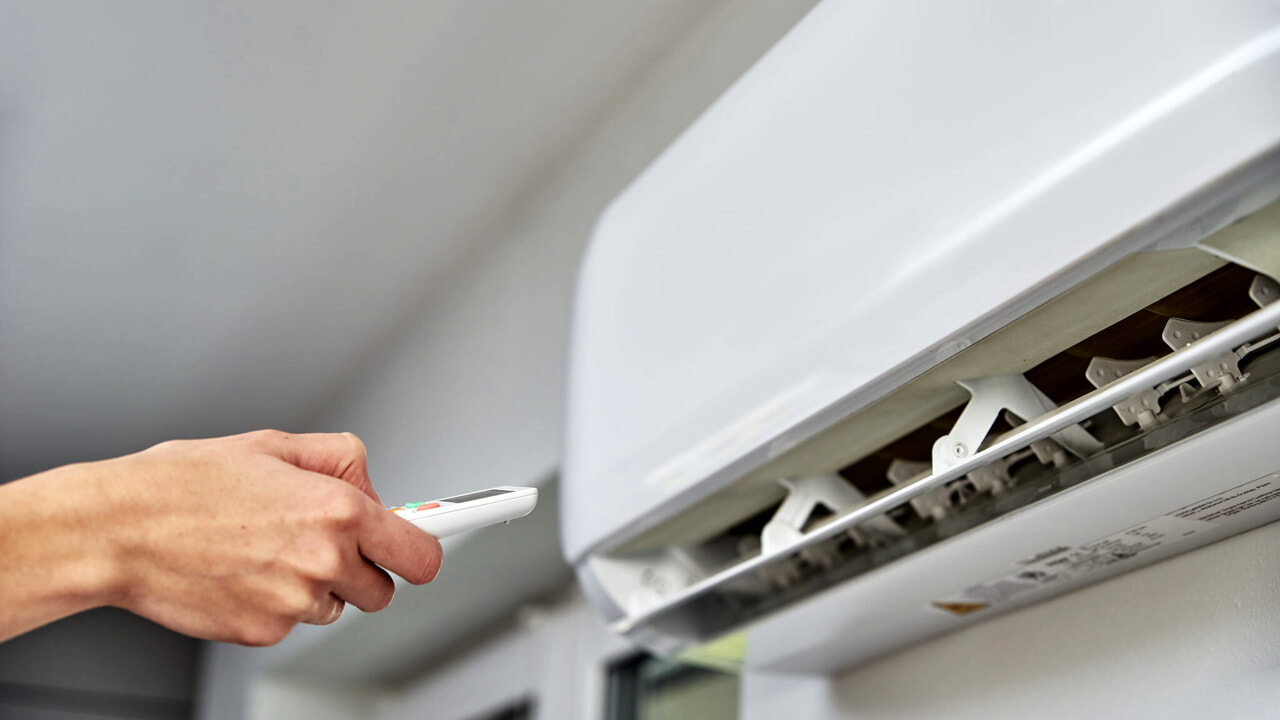 Jūsu gaisa kondicionētājs nedzesē? Vienkāršs veids, kā to labot bez speciālista izsaukšanas.