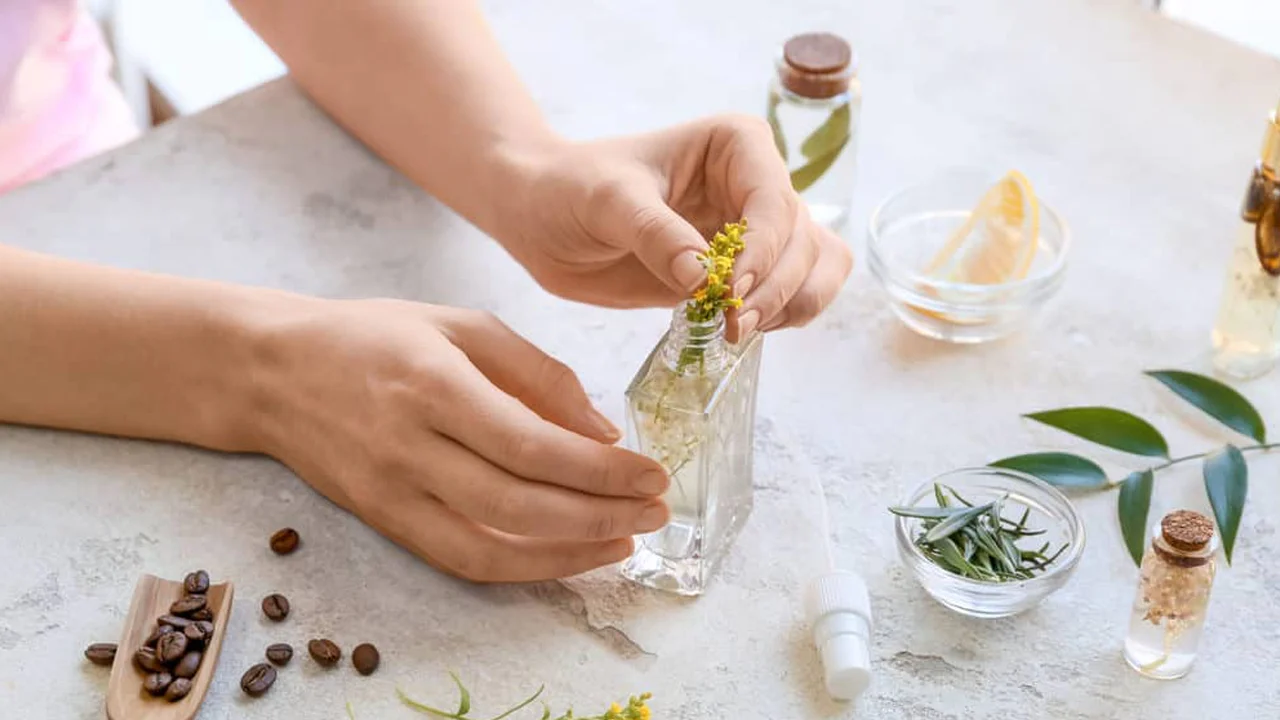 Lai jūsu māja smaržotu kā pieczvaigžņu viesnīca, varat pagatavot šo mājas gaisa atsvaidzinātāju, izmantojot ēteriskās eļļas un degvīnu.