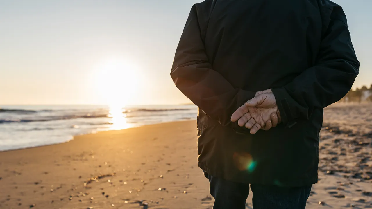 Psiholoģija apgalvo, ka, ja jūs ejat ar rokām aiz muguras, jums ir šādas kopīgas iezīmes.