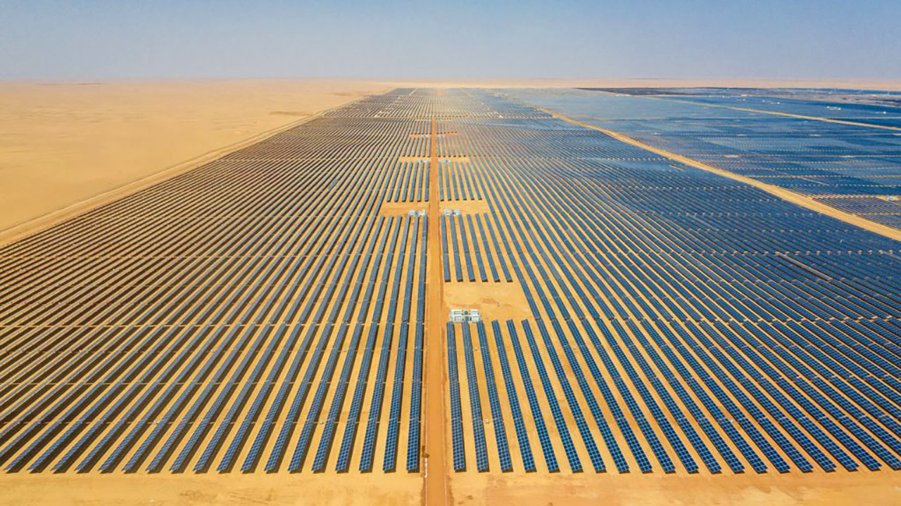 Viņi būvē vienu no lielākajiem saules enerģijas parkiem vēsturē: tas aizņem veselu tuksneša teritoriju un šogad nodrošinās ar elektroenerģiju vairākas valstis.