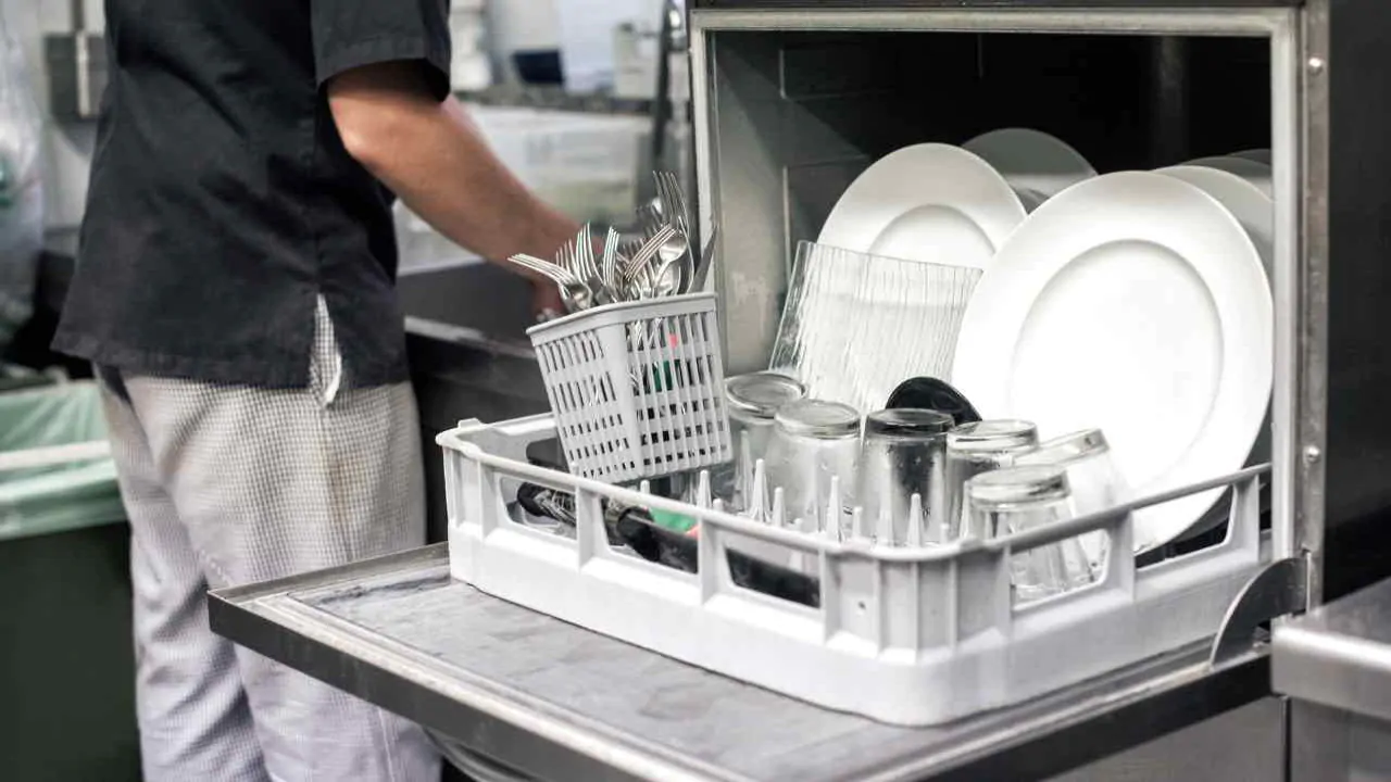 Atvadieties no trauku mazgājamajām mašīnām: šis jauns Lidl ierīce ir aprīkota ar 5 trauku mazgāšanas programmām.