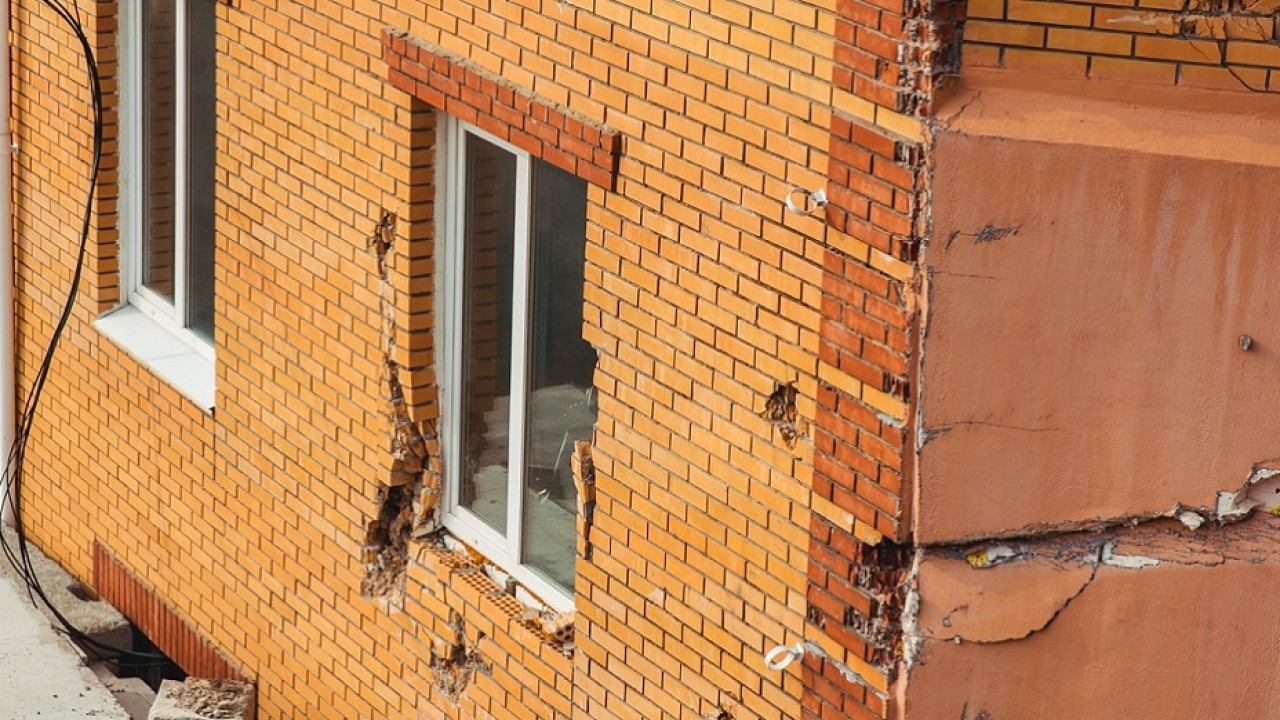 Ķieģeļu sienas vairs netiek izmantotas māju fasādēs: to vietā nāk stilīga tendence.