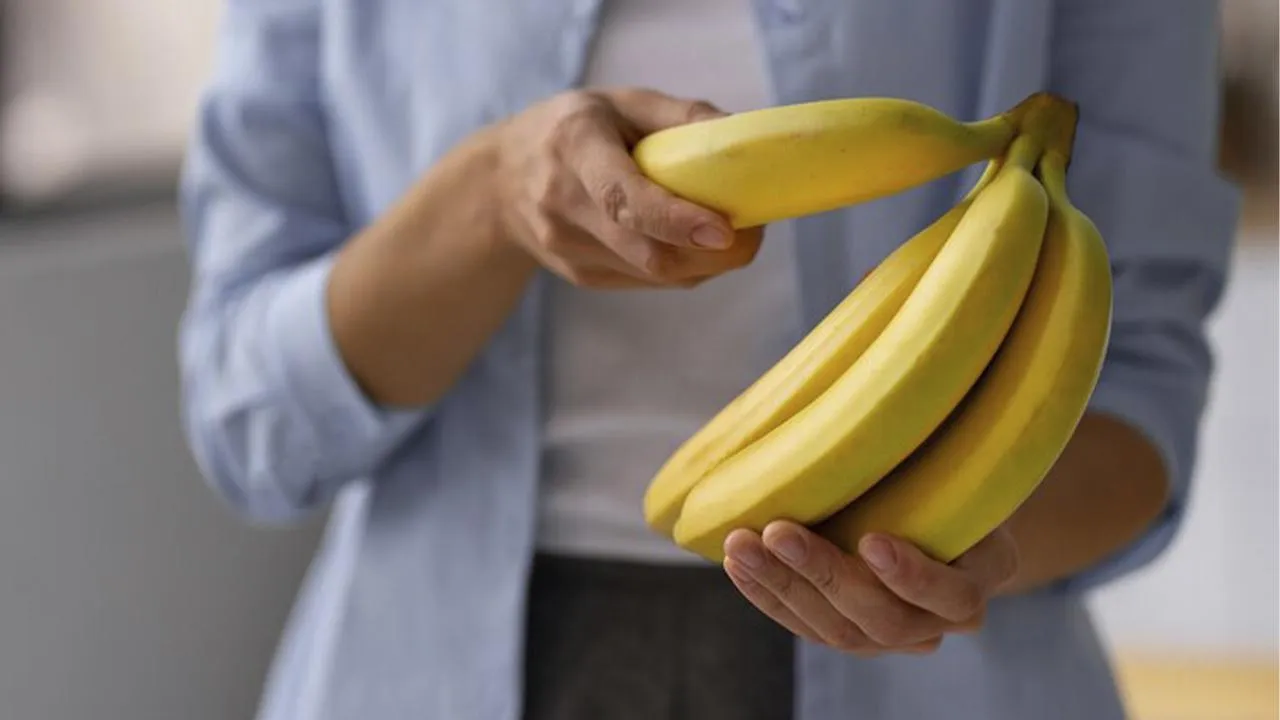 Kāpēc banānus pirms mizošanas vajadzētu mazgāt: ieguvumi un kontrindikācijas.