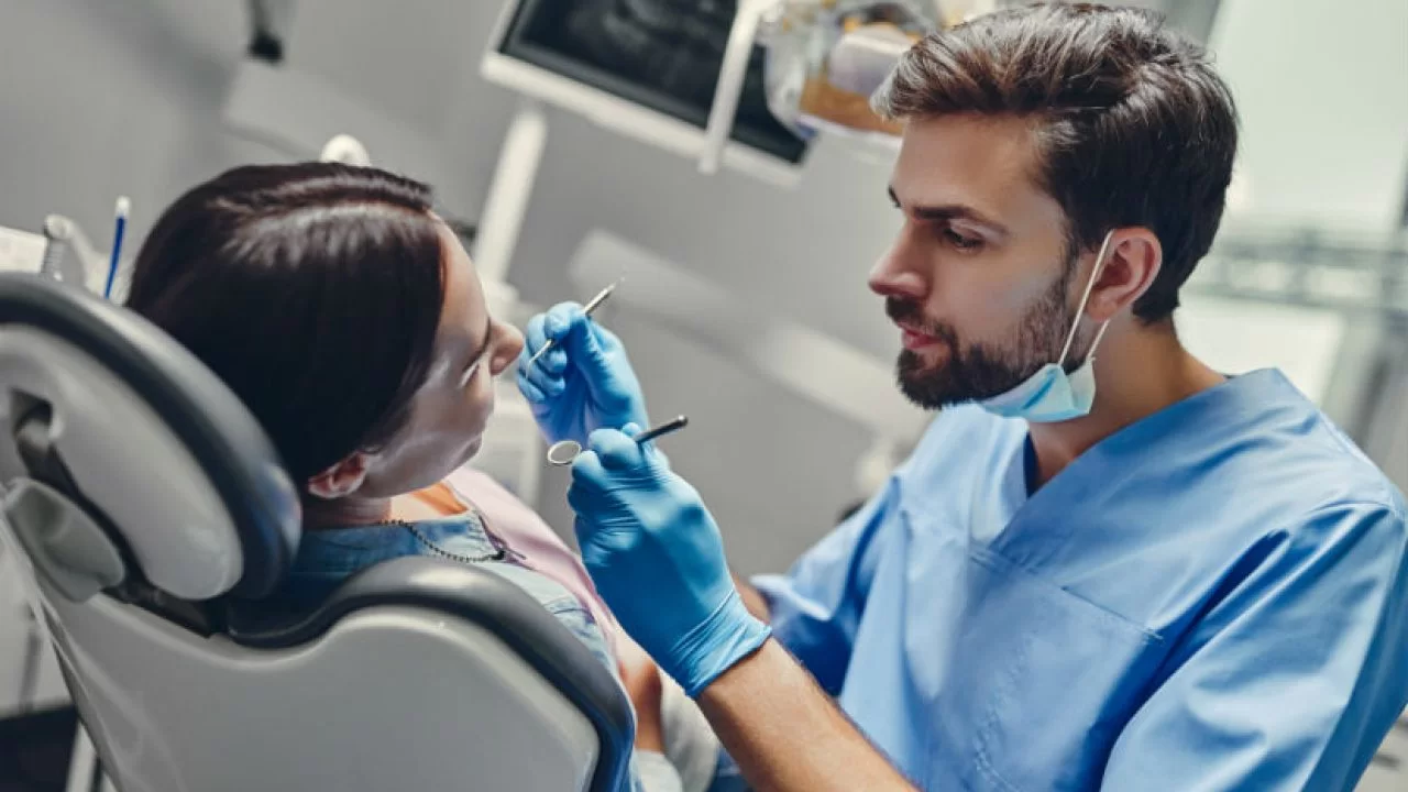 Straujš pieprasījuma pieaugums UBA zobārstniecības klīnikā: trīs iemesli, kāpēc katru dienu tiek pieņemti vairāk nekā tūkstoš pacienti.