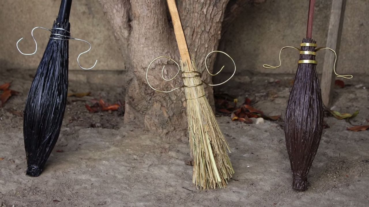 Kāds ir mērķis, apsmidzinot slotu ar citrona un ūdens maisījumu?