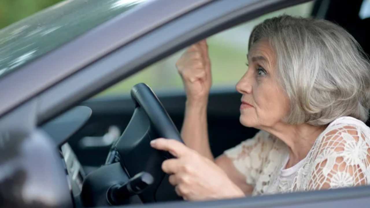 Vairāk nekā 75 gadus veciem cilvēkiem vairs neizsniedz autovadītāja apliecības: valdība aizliedz pagarināt atļaujas tiem, kas neatbilst šai prasībai.