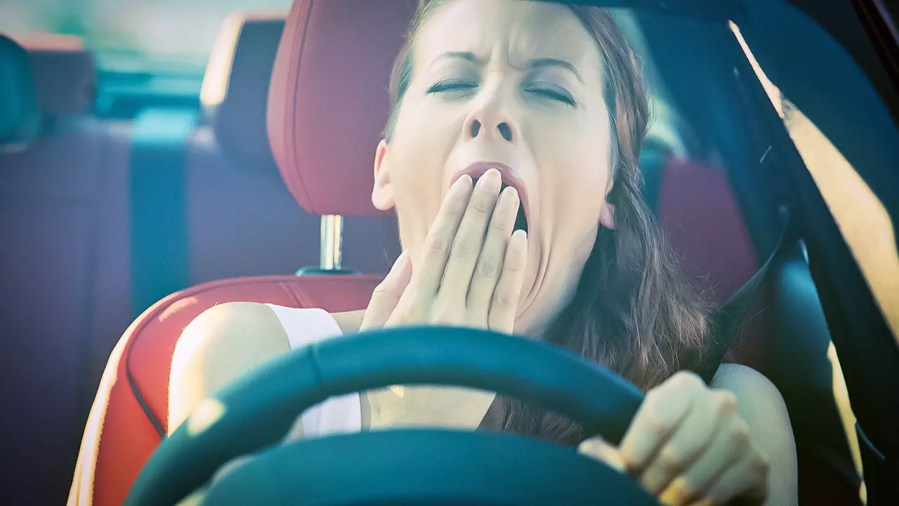 Miegainība pie stūres: pazīmes un 10 ekspertu ieteikumi, kā nodrošināt pilnvērtīgu nakts miegu pirms brauciena.