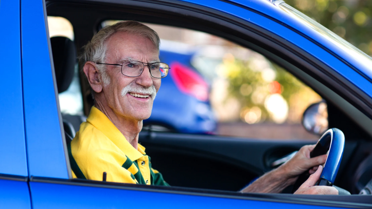 Vairāk nekā 75 gadus veciem cilvēkiem vairs neizsniedz autovadītāja apliecības: valdība aizliedz pagarināt atļaujas tiem, kas neatbilst šai prasībai.