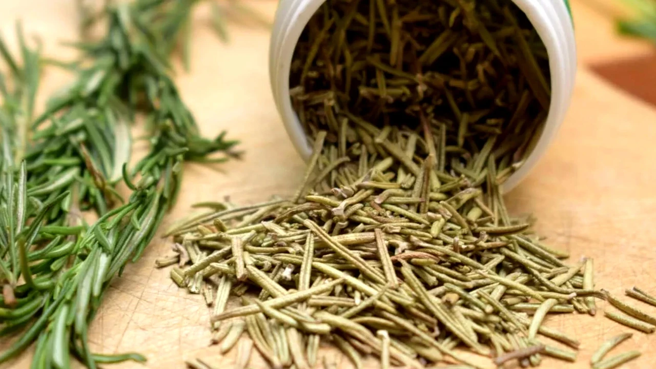 Tas ir modē | Kādas ir priekšrocības, uzglabājot rīsus ar rozmarīnu burkā mājās, un kāpēc visi to iesaka?