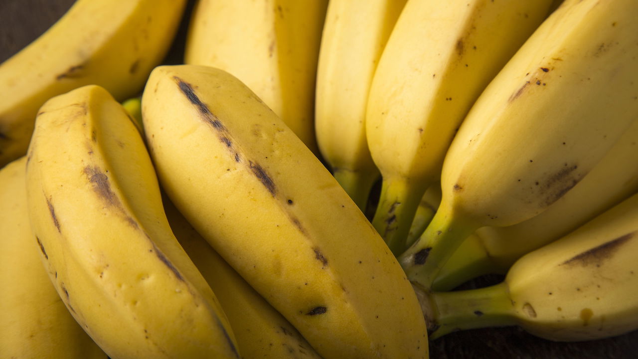 Kā saglabāt banānus dzeltenus un cietus divu nedēļu garumā