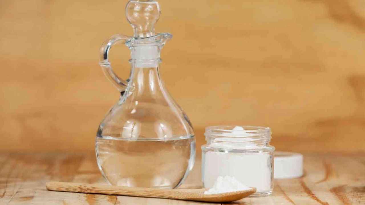 Sāls un etiķis saldētavā: kāpēc tos iesaka izmantot tīrīšanai un kādam nolūkam tie ir nepieciešami.