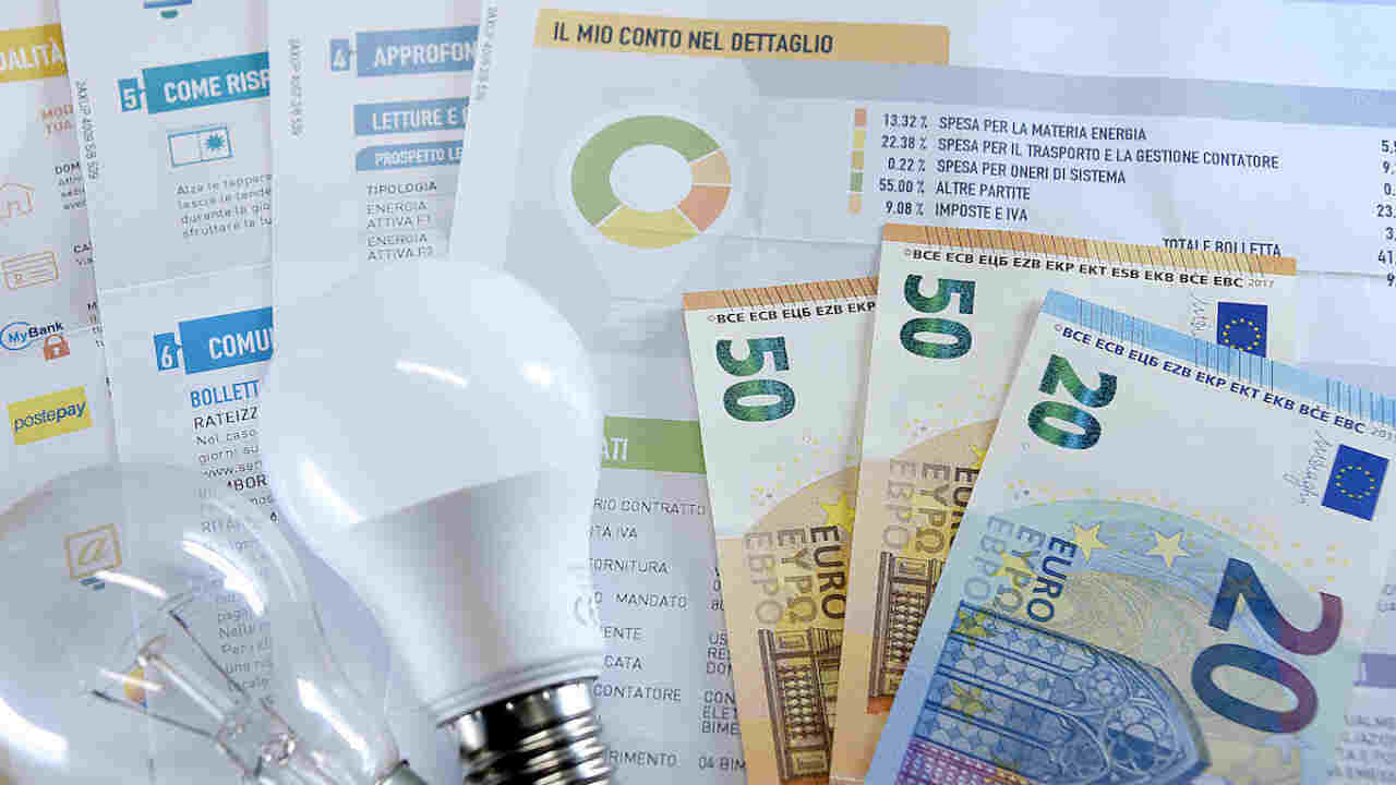 Elektroenerģijas un gāzes rēķini: kurš turpinās saņemt subsīdijas, bet kurš no šī mēneša maksās pilnu summu?