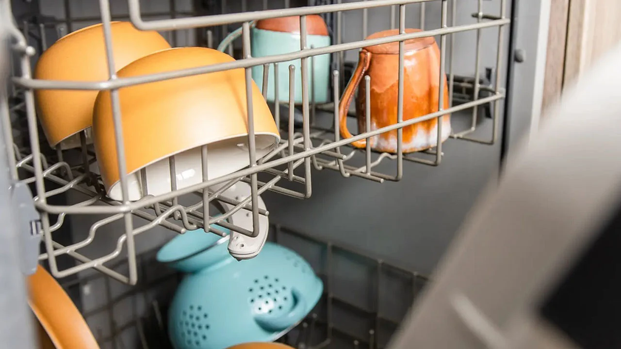 Vai jūs izmantojat trauku mazgājamo mašīnu katru dienu? Tas palīdzēs jums ievērojami ietaupīt uz elektrības rēķiniem.